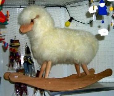 Schaukelschaf Neuseeland klein, kuschelig weich, einzeln handgef